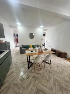 a kitchen and living room with a table and chairs at Loft ËNXË Boutique Habitación Blue in Cuetzalán del Progreso +16 photos