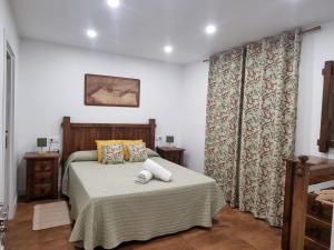 una camera da letto con un letto con due asciugamani sopra di Hacienda Santa Barbara a Hornachuelos