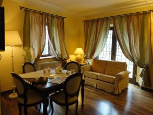 salon ze stołem i kanapą w obiekcie Castello Izzalini Todi Resort w mieście Todi