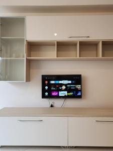 Μια τηλεόραση ή/και κέντρο ψυχαγωγίας στο Apartments near the Sea in Shengjin