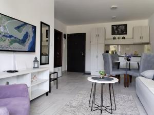 un soggiorno con un divano e un tavolo di Apartman 3N a Veliko Gradište
