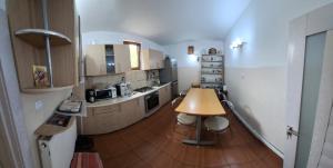 a small kitchen with a table and chairs in it at Casa Delia in Călimăneşti