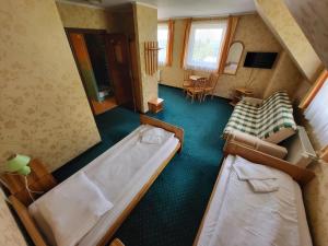 - Vistas a un dormitorio con 2 camas en Pensjonat Marzenie, en Przesieka