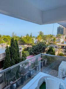 LN NYALI HOMESTAY ENSUITE ROOMs AND APARTMENT WITH SWIMMING POOL في مومباسا: شرفة مطلة على المدينة