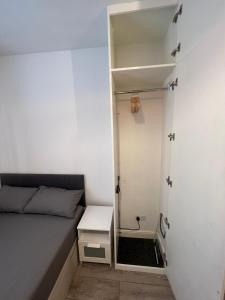 - une petite chambre avec un lit et une petite table dans l'établissement Cosy Self contained Studio flat, à Londres