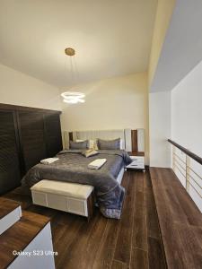 Postel nebo postele na pokoji v ubytování B35 Samarah Resort LOFT apartment