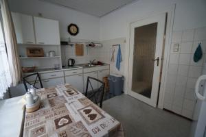Η κουζίνα ή μικρή κουζίνα στο Pension Becker Luckenwalde