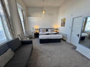 The Jubilee Hotel West- with Spa Facilities & Smokehouse - NEWLY REFURBISHED FACILITIES客房内的一张或多张床位