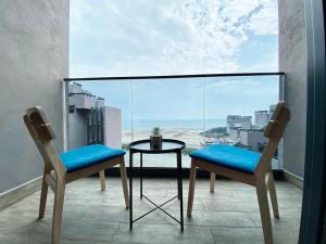 une table et deux chaises sur un balcon avec vue dans l'établissement MW Imperio Residence Studio Suites with Private Bath tub, à Malacca