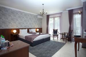 ein Hotelzimmer mit Bett, Tisch und Stühlen in der Unterkunft Mon Ami Apart in Studentski Grad Area in Sofia
