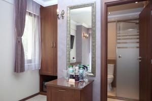 ein Badezimmer mit Spiegel, Waschbecken und Toilette in der Unterkunft Mon Ami Apart in Studentski Grad Area in Sofia + 117 Fotos