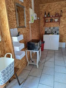 una cucina con scale e un tavolo con microonde di Le relais de la Charreterie a Heurteauville