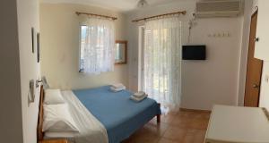 A bed or beds in a room at Glaros Studios