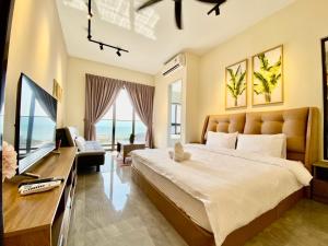 une chambre avec un grand lit et une télévision dans l'établissement MW Imperio Residence Studio Suites with Private Bath tub, à Malacca