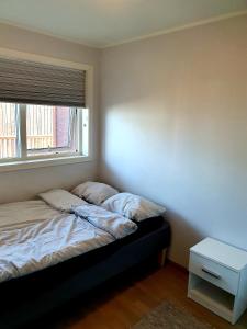 เตียงในห้องที่ Kabelvåg Apartment