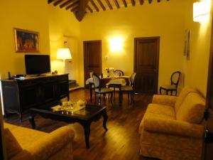 Televízia a/alebo spoločenská miestnosť v ubytovaní Castello Izzalini Todi Resort