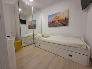Łóżko lub łóżka w pokoju w obiekcie Apartamento Romero Garden B