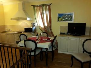 Televízia a/alebo spoločenská miestnosť v ubytovaní Castello Izzalini Todi Resort