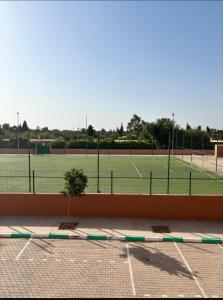 Εγκαταστάσεις για τένις ή/και σκουός στο Appartement familial neuf ή εκεί κοντά