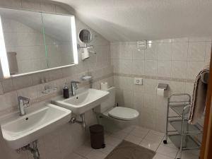 Koupelna v ubytování Sagebruenndle Appartements + 37 fotografií