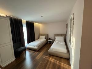 Postel nebo postele na pokoji v ubytování Arberia Palace Hotel