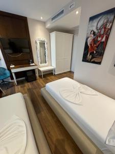 Postel nebo postele na pokoji v ubytování Arberia Palace Hotel