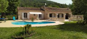 a house with a swimming pool in the yard at Chambres d'hôtes naturistes adultes pour couples in Figanières