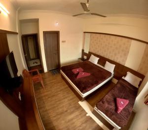 Hotel Laxmibai Palace- Only 300 miter from Sai Baba Temple!!!!的电视和/或娱乐中心