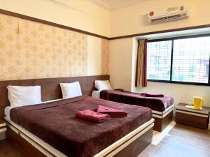Hotel Laxmibai Palace- Only 300 miter from Sai Baba Temple!!!!客房内的一张或多张床位