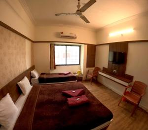 Hotel Laxmibai Palace- Only 300 miter from Sai Baba Temple!!!!的电视和/或娱乐中心