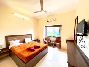 Hotel Laxmibai Palace- Only 300 miter from Sai Baba Temple!!!!的电视和/或娱乐中心