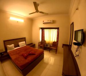 Hotel Laxmibai Palace- Only 300 miter from Sai Baba Temple!!!!客房内的一张或多张床位