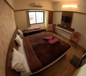 Hotel Laxmibai Palace- Only 300 miter from Sai Baba Temple!!!!客房内的一张或多张床位