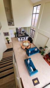 einen Blick über ein Wohnzimmer mit blauen Möbeln in der Unterkunft Residencia en Tarapoto Casa San Pedro in Tarapoto