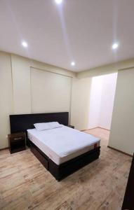 ein Schlafzimmer mit einem Bett in der Mitte eines Zimmers in der Unterkunft Residencia en Tarapoto Casa San Pedro in Tarapoto + 11 Fotos