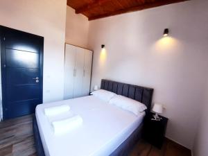 A bed or beds in a room at Apartments Alavana