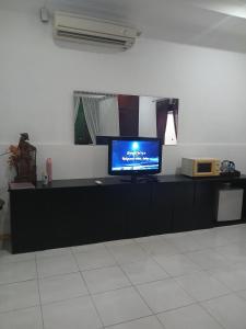 einen Flachbild-TV auf einem Tisch in der Unterkunft Villa Pool Private and Romantic In Kuta Bali in Kuta + 19 Fotos