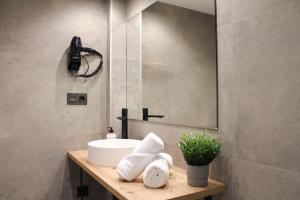 un bagno con lavandino e specchio di Style Madrid Center Santiago Bernabeu a Madrid