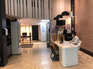 Una televisión o centro de entretenimiento en Flat Ipanema com Garagem