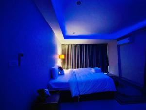 a bedroom with a bed in a blue room at New Ekamai Thonglor Luxury Home near 711, BTS, Mall in Khlong Toei