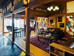 加美屋リゾート房総 浪漫ラウンジ 夕日と露天風呂-Kamiya Resort Boso的休息区