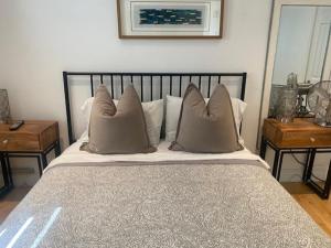 Postel nebo postele na pokoji v ubytování Clearbrooke Gem- Bright Private Bedroom close to YYZ