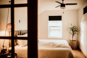 a bedroom with a bed and a window at Le Coin Zen in Dalhousie