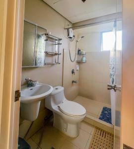Ванная комната в Private twin room for 2 with shared bathroom in boarding place - Cebu IT Park