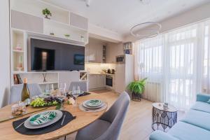 TV a/nebo společenská místnost v ubytování Luxury Seaside Apartment