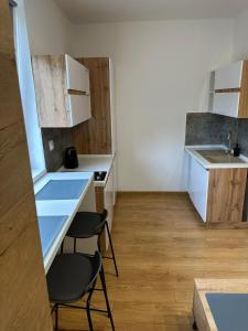 Kuchyňa alebo kuchynka v ubytovaní Apartmán BB-centrum3