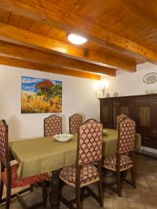 a dining room with a table and chairs at La Rosa antica dell'Etna in Puntalazzo