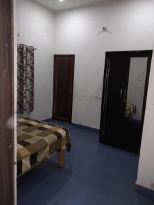 Rúm í herbergi á Mahadev Kripa 997-337-6980