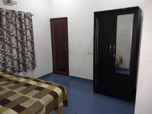 Rúm í herbergi á Mahadev Kripa 997-337-6980