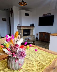 Telewizja i/lub zestaw kina domowego w obiekcie Apartament z widokiem na góry - Split AC, Private Terrace, Private Parking